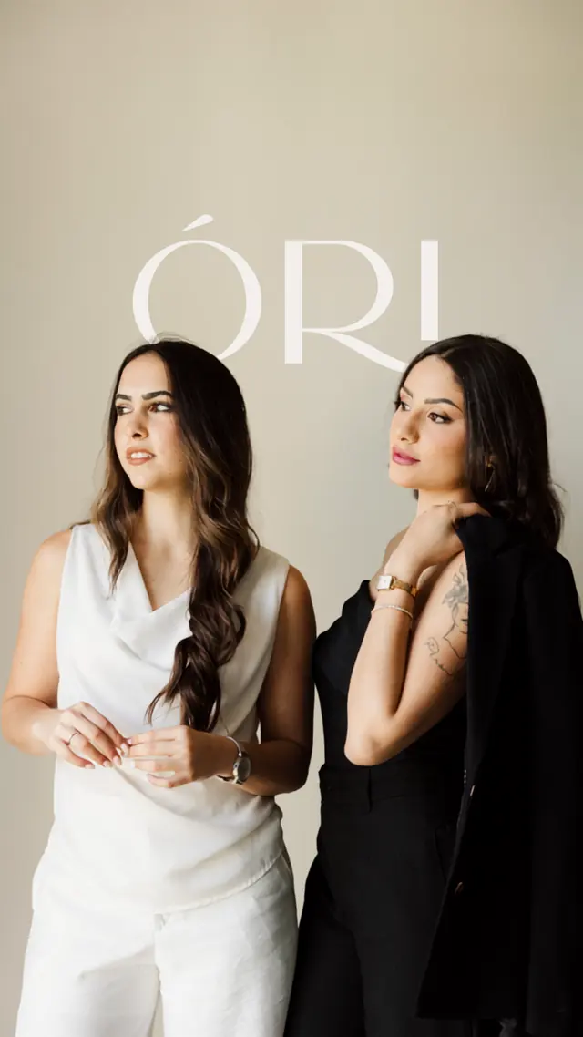 Malu e Laura, arquitetas do Studio Óri, em retrato com a marca ÓRI ao fundo